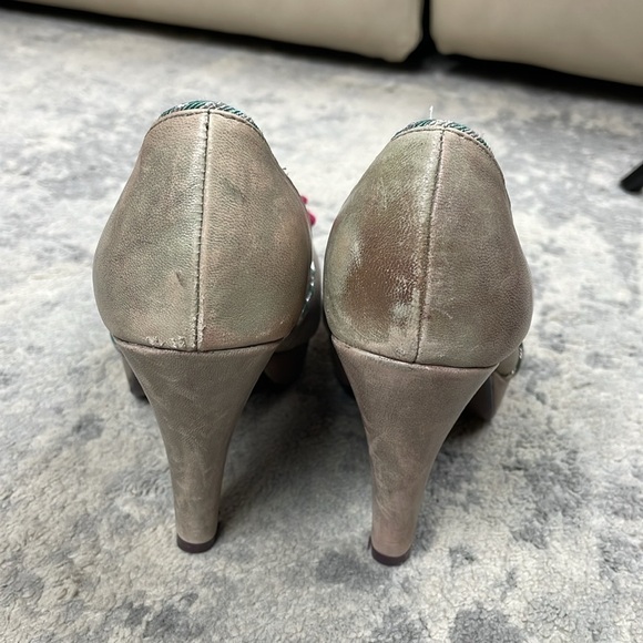 Poetic License Distressed Leather Floret Pom Pom Pumps Retro Heels Taupe Sz 7 - Picture 5 of 14